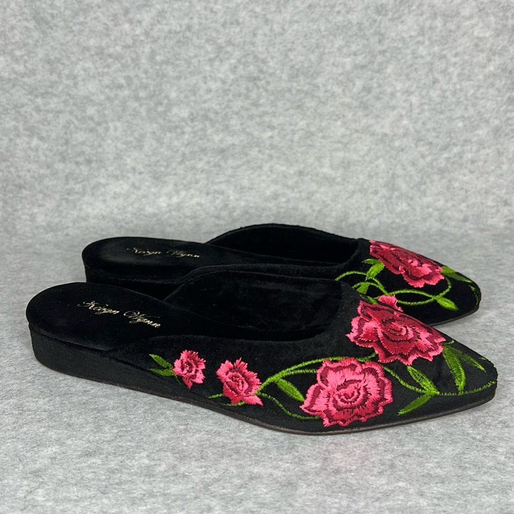 Kevyn Wynn Black Velvet Slides Mules  Embroidered Roses Sz 6 90’s Dark Feminine